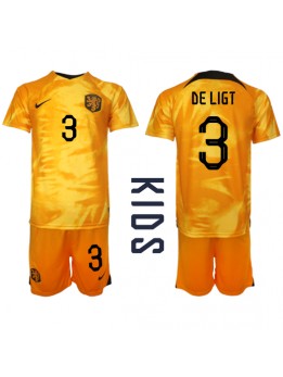 Otroški Nogometna dresi replika Nizozemska Matthijs de Ligt #3 Domači SP 2022 Kratek rokav (+ hlače)